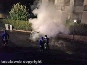 Auto in fiamme - L'intervento dei vigili del fuoco