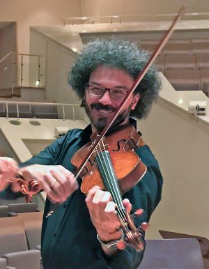 Gianluca Saggini con la sua viola