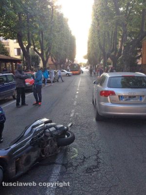 Viterbo - Viale Bruno Buozzi - Incidente, coinvolti uno scooter e due auto