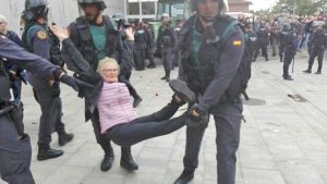 Referendum a Barcellona - La Guardia Civil porta via a forza gli elettori