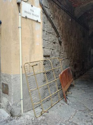 Viterbo - Rifiuti in via degli Scalzi 