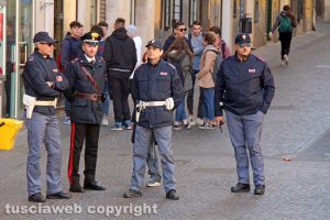 Polizia e carabinieri durante la manifestazione