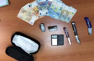 La droga e i soldi sequestrati dai carabinieri di Ladispoli