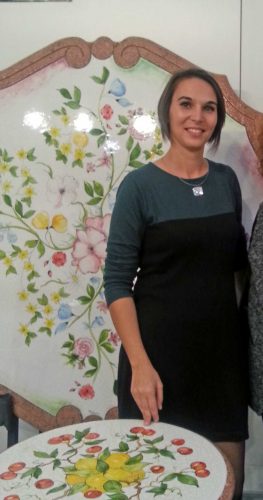 Ilaria D'Antoni con i tavoli in pietra ceramizzata