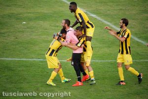 Sport - Calcio - Viterbese - I giocatori esultano al gol di Cenciarelli