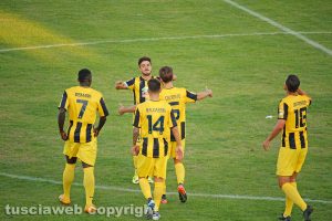 Sport - Calcio - Viterbese - I giocatori esultano al gol di Cenciarelli