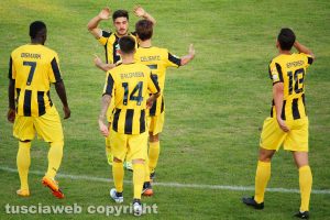 Sport - Calcio - Viterbese - I giocatori esultano per il gol di Cenciarelli