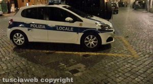 Viterbo - La macchina della polizia locale in piazza Verdi