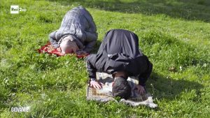 Viterbo - Shaymaa Fayed mentre prega con il fratello