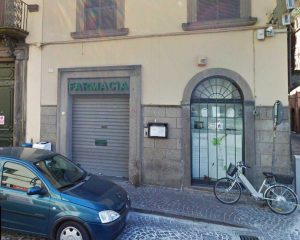 Viterbo - La farmacia all'angolo tra via Garibaldi e piazza Fontana Grande