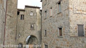 Il borgo attorno alla torre dell'orologio
