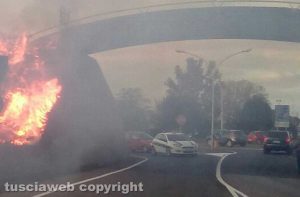 Montalto - Incendio vicino al ponte di legno - Foto di Gaetano Castelli