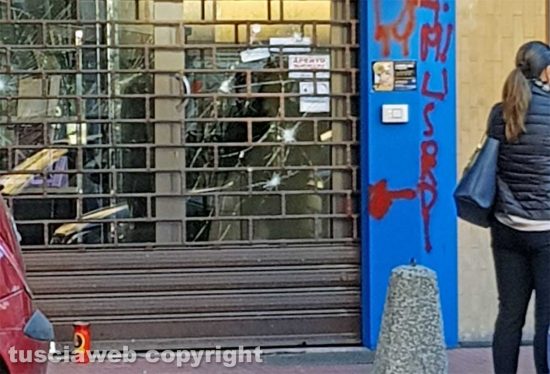 Viterbo La vetrina sfondata del Compro oro di via Genova