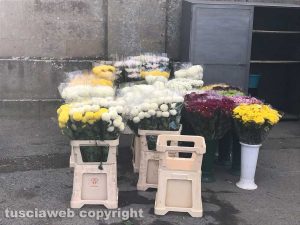 Viterbo - La fiori venduti fuori dal cimitero 