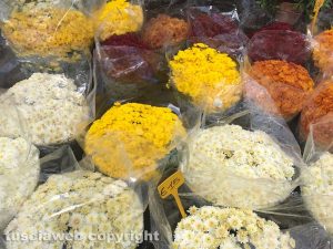 Viterbo - La fiori venduti fuori dal cimitero 
