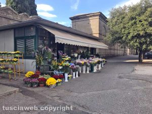 Viterbo - La fiori venduti fuori dal cimitero 