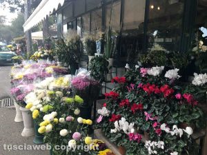 Viterbo - La fiori venduti fuori dal cimitero 