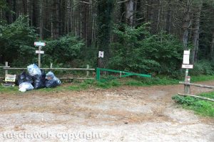 Soriano nel Cimino - Rifiuti all'entrata del parco dei Cimini