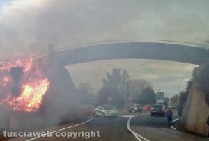 Montalto - Incendio vicino al ponte di legno - Foto di Gaetano Castelli