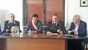 La consegna ufficiale della maiolica al comune di Castelli