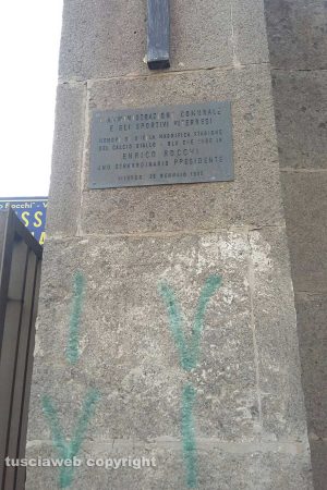 Viterbo - La targa in memoria di Enrico Rocchi allo stadio