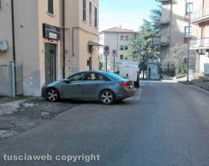 Viterbo - Parcheggio selvaggio in via Vicenza