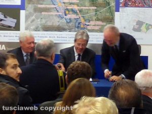La firma del premier Gentiloni 