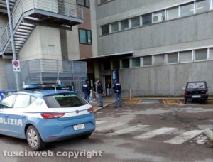 Ospedale di Belcolle - Donna giù dalla scala antincendio - L'intervento della polizia