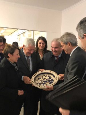 Donato a Gentiloni dalla Cna un pezzo in ceramica