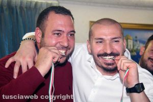 La consegna di un premio al pranzo sociale dei facchini