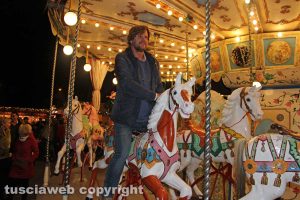 Viterbo - Caffeina Christmas Village - Filippo Rossi sulla giostra
