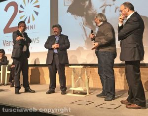 Varesenews compie venti anni - Il primo direttore Carlo Galeotti con l'attuale direttore Marco Giovannelli e il vicedirettore Michele Mancino