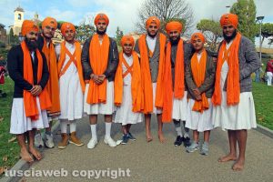 Il gruppo sikh di arti marziali