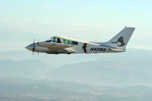 Il comandante Gatto a bordo di un aereo 