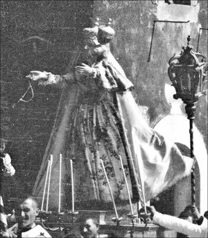 La statua in una foto di fine Ottocento