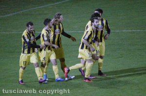 Sport - Calcio - Viterbese - L'esultanza dei gialloblù dopo il gol