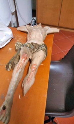 Tuscania - Il Cristo danneggiato nella chiesa di Lourdes 