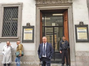 Silvio Cappelli davanti alla sede di Ubi banca a Brescia
