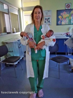Le gemelline con la dottoressa Navas