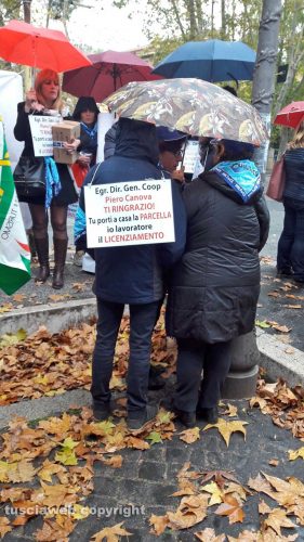 La manifestazione sindacale sotto la sede di Legacoop