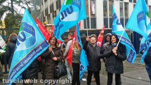 La manifestazione sindacale sotto la sede di Legacoop