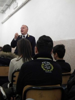 La polizia entra nelle scuole bassanesi 
