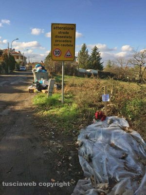 Vetralla - Via Giardino - Crocifisso vicino ai rifiuti