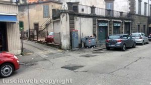 Viterbo - Cassonetto bruciato a piazzale Gramsci