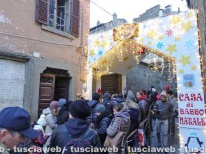 Folla al Christmas village per il ponte dell'Immacolata