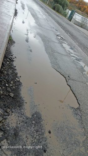 Viterbo - Le buche in strada Bagni