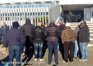 Viterbo - Lavoratori Maico di fronte al tribunale
