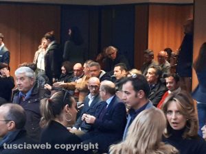 Lo scambio di auguri di Natale in tribunale