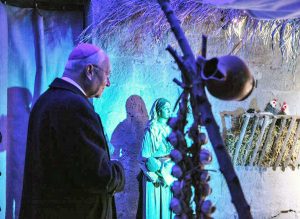 Viterbo - Il vescovo Fumagalli al presepe del Caffeina Christmas Village