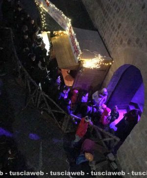 I turisti al Christmas village per il ponte dell'Immacolata